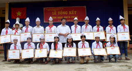 UBND xã Thượng Bằng La khen thưởng các em học sinh giỏi cấp tỉnh và cấp quốc gia năm học 2015 - 2016 của Trường THCS Thượng Bằng La.